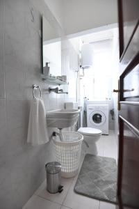 uma casa de banho branca com um lavatório e um WC em City center. Beautiful 130m2 apartmant, sea view em Zadar