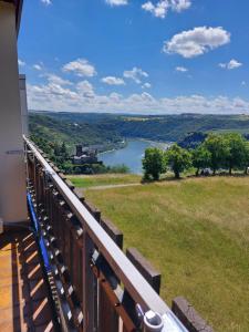 Vom Balkon eines Hauses genießen Sie Flussblick. in der Unterkunft Loreley Lounge II in Patersberg