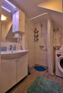 ein Badezimmer mit einem Waschbecken und einer Waschmaschine in der Unterkunft House Stone house Mia casa in Stari Grad