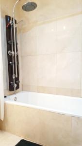 W łazience znajduje się wanna z prysznicem. w obiekcie Suit piscina y terraza w mieście San Lorenzo de El Escorial