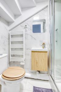 ein Badezimmer mit Toilette, Waschbecken und Dusche in der Unterkunft Cosy House - Disney & Paris - Near Train in Bussy-Saint-Georges