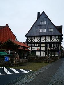 un antiguo edificio blanco y negro con una pasarela en Bremer Handelshaus Fremdenzimmer, en Altmünden