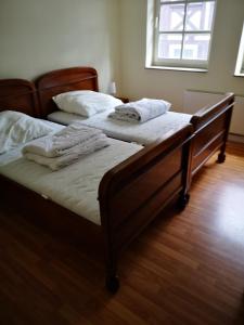 Habitación con 2 camas individuales y suelo de madera. en Bremer Handelshaus Fremdenzimmer, en Altmünden