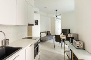 Kuchyň nebo kuchyňský kout v ubytování Nordic Haven Rovaniemi Modern DT 2R Apartment -Self Check-In & Free WiFi