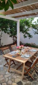 A restaurant or other place to eat at I Ginepri B&B