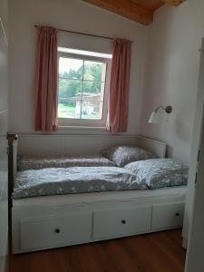 A bed or beds in a room at Ferienhaus Kaiserblick - FEWO2