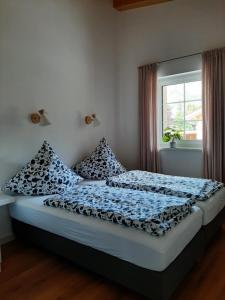 A bed or beds in a room at Ferienhaus Kaiserblick - FEWO2