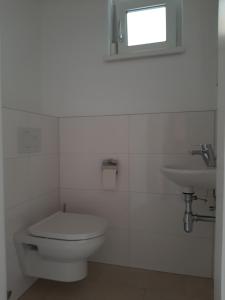 A bathroom at Ferienhaus Kaiserblick - FEWO2
