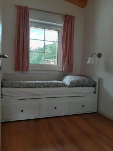 A bed or beds in a room at Ferienhaus Kaiserblick - FEWO2