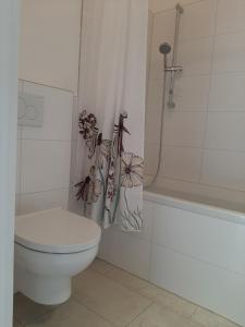 A bathroom at Ferienhaus Kaiserblick - FEWO2
