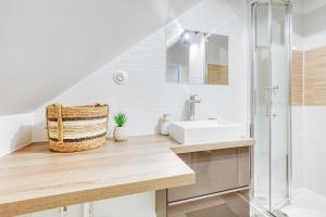 ein Badezimmer mit Waschbecken und Spiegel in der Unterkunft Cosy House - Disney & Paris - Near Train in Bussy-Saint-Georges + 36 Fotos