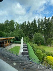 um jardim com uma escultura branca na relva em Haus Petra em Stadtkyll