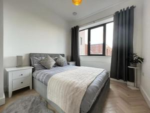 ein Schlafzimmer mit großem Bett und Fenster in der Unterkunft STYLISH 1 BED & PARKING-IDEAL FOR CORPORATE STAYS in Slough