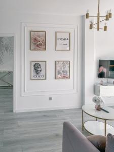 Telewizja i/lub zestaw kina domowego w obiekcie Fredry 2 Apartament Liliowy