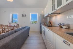Kuchyň nebo kuchyňský kout v ubytování SEA VIEW-STONE HOUSE APARTMENT