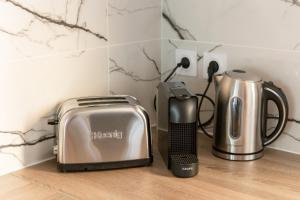 eine Küche mit einem Toaster, einem Toaster und einem Toaster in der Unterkunft Cosy House - Disney & Paris - Near Train in Bussy-Saint-Georges