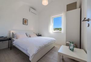 Postel nebo postele na pokoji v ubytování SEA VIEW-STONE HOUSE APARTMENT