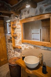 Koupelna v ubytování Karyoupolis Lounge Cave House