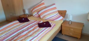 a bedroom with a bed with two hats on it at Einladene Fremdenzimmer mit Außengastronomie in Schmidmühlen