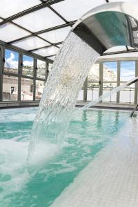 una fuente de agua en una piscina en Hospes Amérigo, Alicante, a Member of Design Hotels, en Alicante