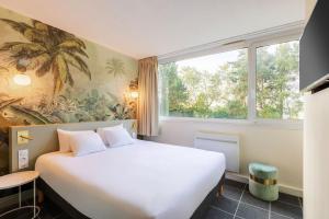 a bedroom with a large white bed and a window at Best Western Hotel du Lac Dunkerque- Restaurant ouvert 7/7 midi et soir in Armbouts-Cappel