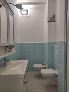 y baño con lavabo blanco y aseo. en Cà Mea, en Alberobello