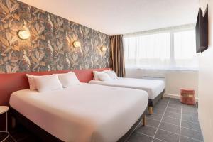 um quarto de hotel com duas camas e uma janela em Best Western Hotel du Lac Dunkerque- Restaurant ouvert 7/7 midi et soir em Armbouts-Cappel