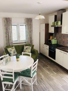 una cucina e un soggiorno con tavolo e divano di Apartments Damir - Katarina a Sutivan (San Giovanni di Brazza)