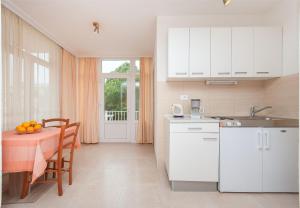 Kuchyň nebo kuchyňský kout v ubytování Apartments Ante