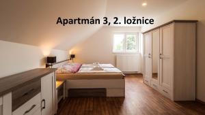 Posteľ alebo postele v izbe v ubytovaní Apartmány Habánská, celý dům