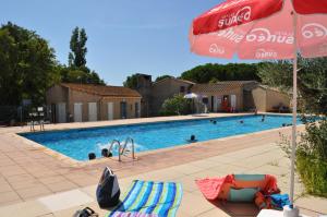 Bazén v ubytovaní Complexe Touristique du Soleil alebo v jeho blízkosti