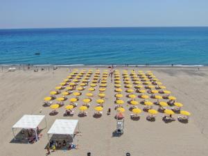 A beach at or near a szállodákat