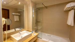 Ванна кімната в Naama Bay Hotel