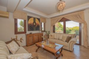 salon z kanapą i stołem w obiekcie Emma's Luxury Villa w mieście Pastida