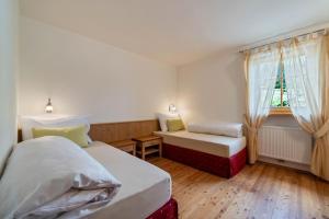 um quarto de hotel com duas camas e uma janela em Naturresidenz Theistadl Apt 102 em Pracupola