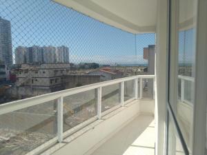 Un balcón con vista a una ciudad en Jockey Family Chamonix 3, en Vila Velha