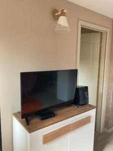 TV a/nebo společenská místnost v ubytování Dolina Lopatnice