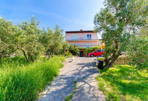 Ein Garten an der Unterkunft Apartments Opsenica