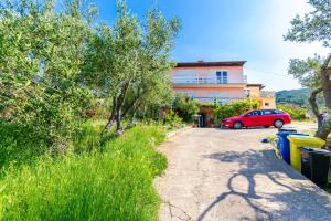Ein Garten an der Unterkunft Apartments Opsenica