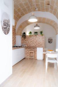 kuchnia i jadalnia z ceglaną ścianą w obiekcie La Loggia del Buon Tempo w mieście Polignano a Mare