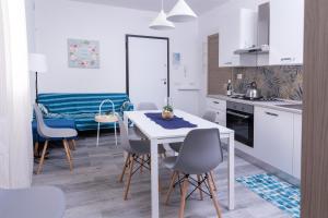 Kuchyňa alebo kuchynka v ubytovaní Villa Pasitea fronte mare + 37 fotografií