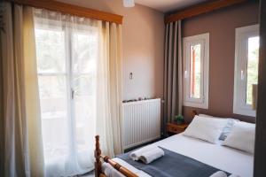 Кровать или кровати в номере Pan sion Eresos