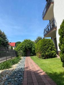 a brick walkway in front of a building at Twój Port in Krynica Morska