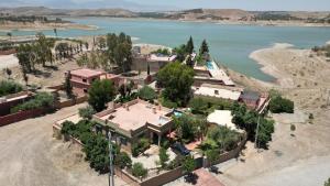 una vista aerea di una casa vicino a un lago di Relais Esmeralda a Lalla Takerkoust