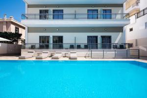 Bazén v ubytování Angela Downtown Hotel nebo v jeho okolí