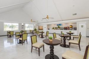 A restaurant or other place to eat at Developer Inn Orlando North, a Baymont by Wyndham