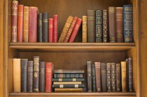 a book shelf filled with lots of books at Ayres Hotel Manhattan Beach in Hawthorne