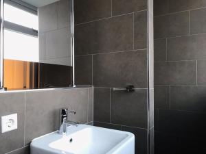 La salle de bains est pourvue d'un lavabo et d'un miroir. dans l'établissement Dorpsweg 18 nummer 7, à Callantsoog