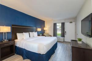 Un pat sau paturi într-o cameră la Motel 6 - Altamonte Springs, FL +61 fotografii