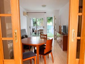 a kitchen and dining room with a table and chairs at Apartamento Deluxe Jardín in Oropesa del Mar
